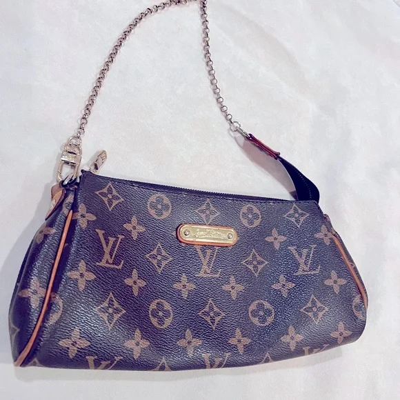 Louis mini bag so cute and trendy with the gold chain handle - Picture 3 of 4